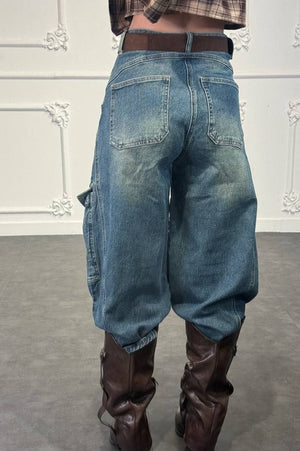 Pantalone cargo in denim a gamba ampia con tasche laterali