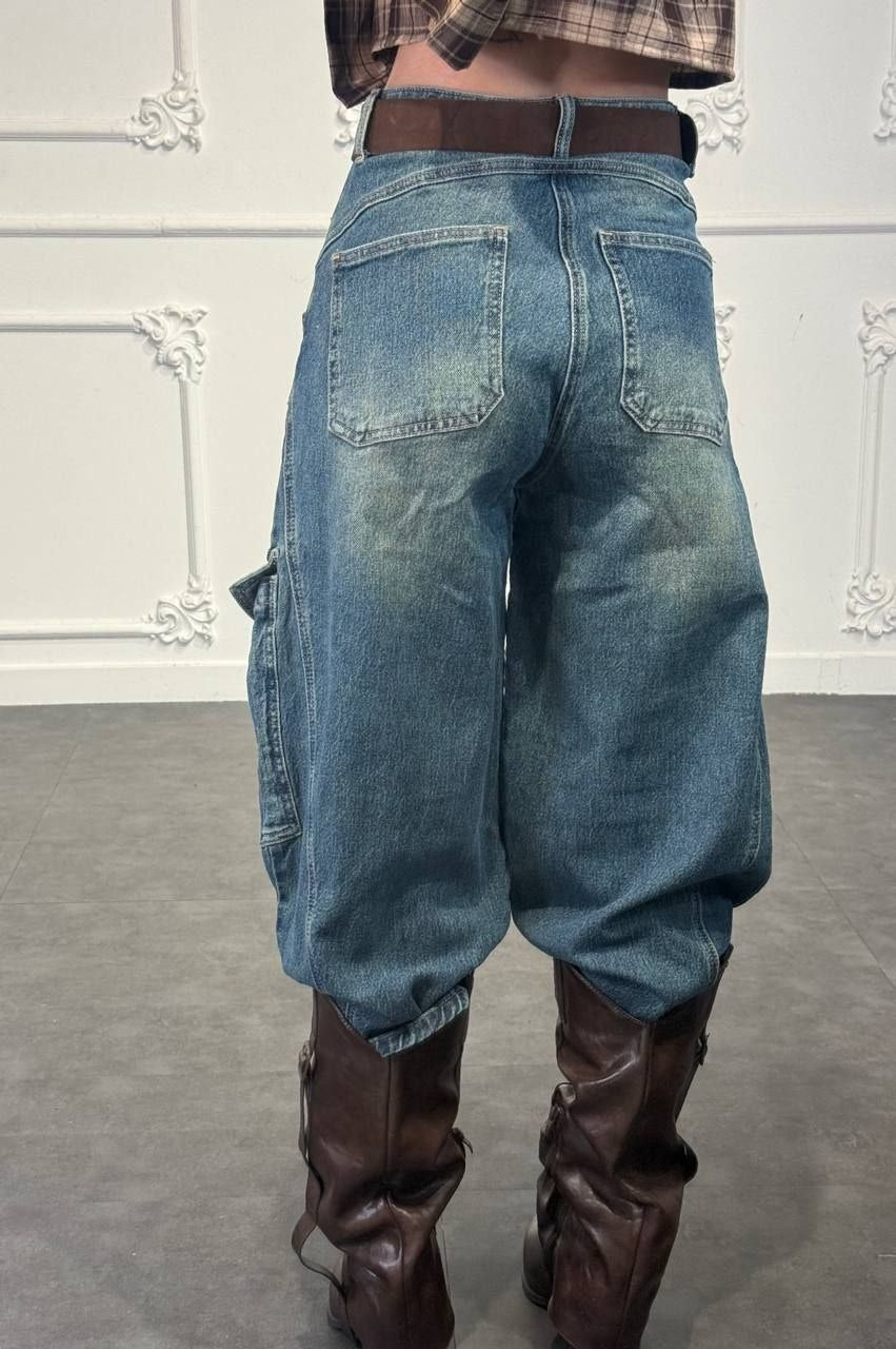 Pantalone cargo in denim a gamba ampia con tasche laterali