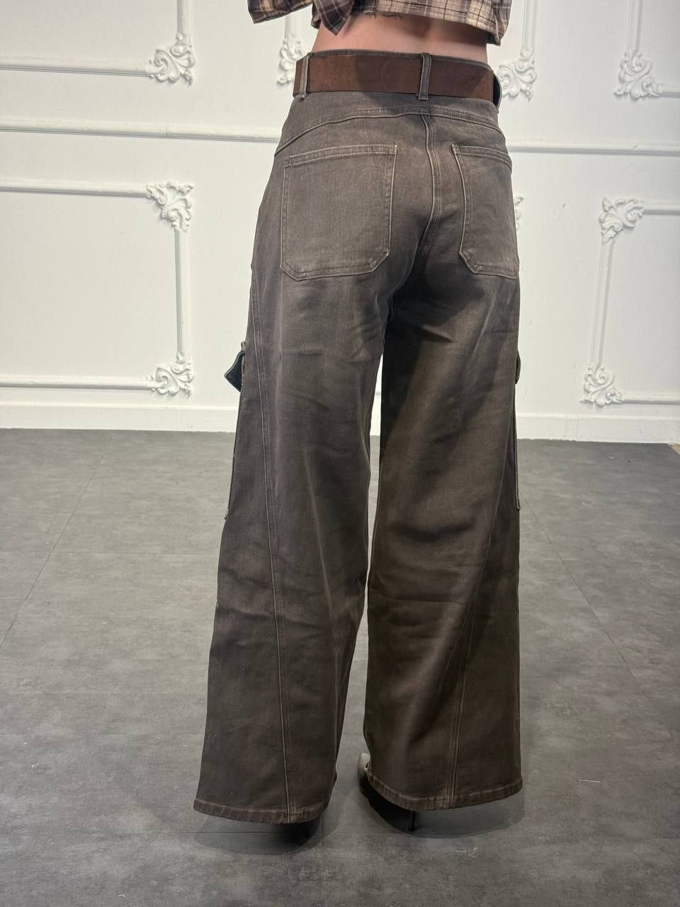 Pantalone cargo in denim a gamba ampia con tasche laterali