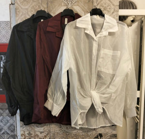 Camicia oversize con nodo frontale e taschino applicato