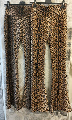 Pantalone a zampa animalier a vita alta