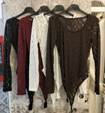 Body in pizzo traforato con scollo ampio e maniche lunghe
