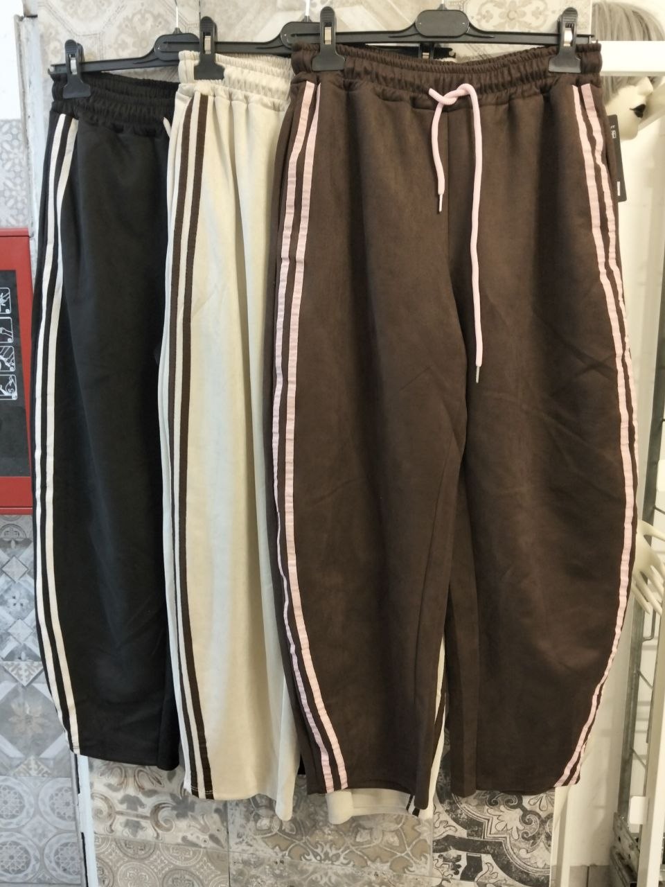 Pantalone in ciniglia con bande laterali a contrasto