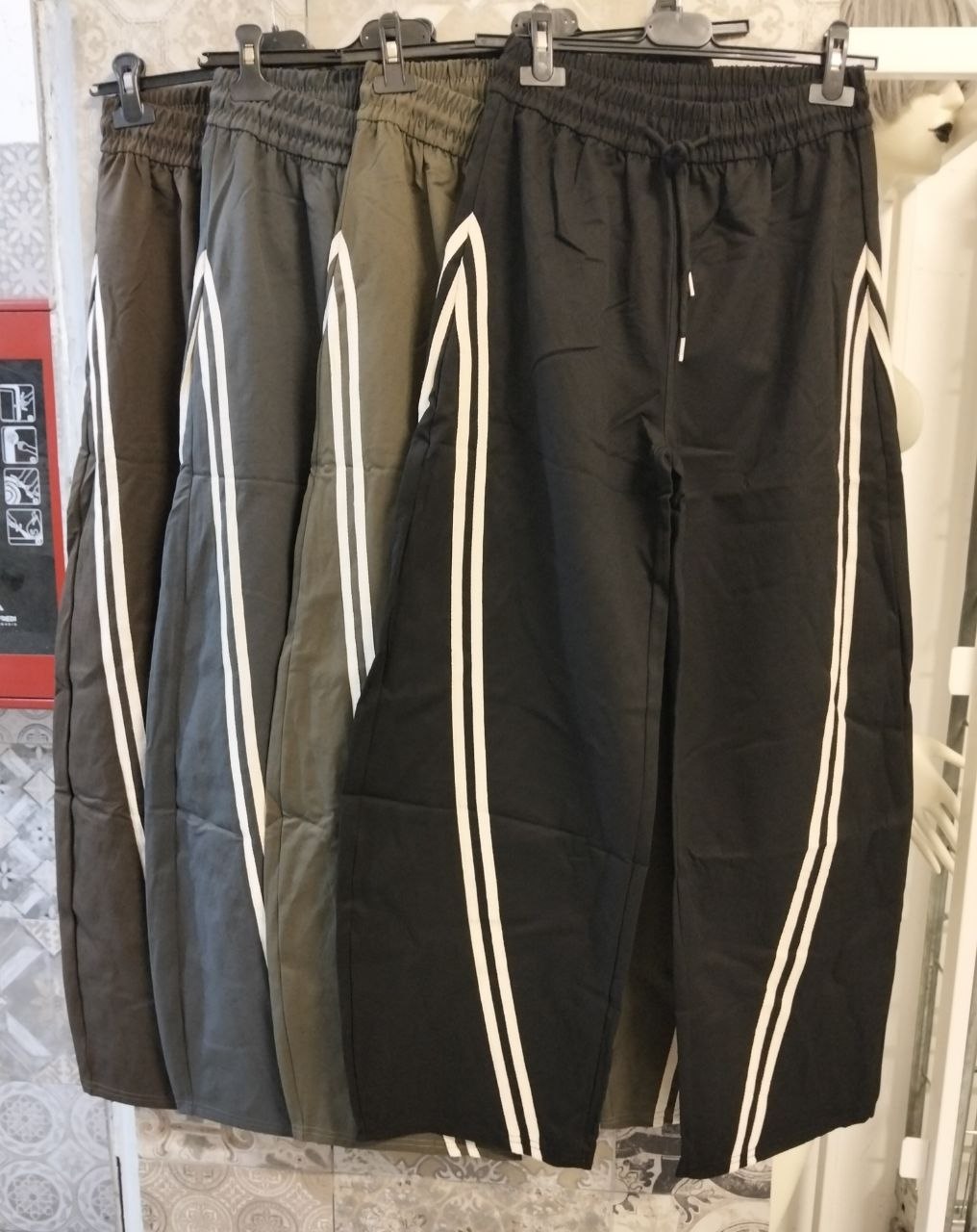Pantalone jogger con bande laterali a contrasto, vita elasticizzata e coulisse frontale