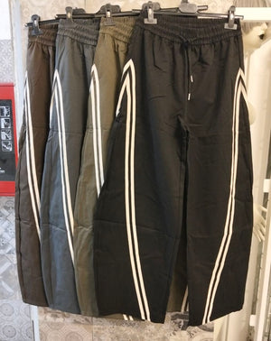 Pantalone parachute con bande laterali, vita elasticizzata e fondo regolabile