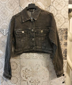 Giacca cropped in denim effetto vintage con tasche frontali e bottoni metallici