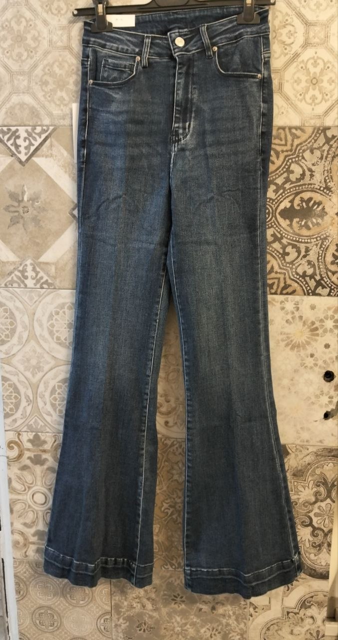 Jeans a zampa a vita alta con tasche frontali