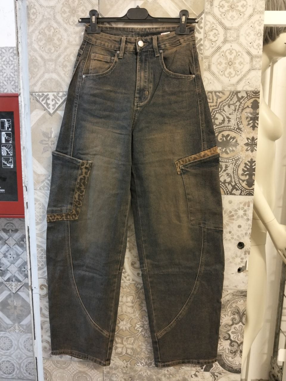Jeans cargo balloon con maxi tasche laterali
