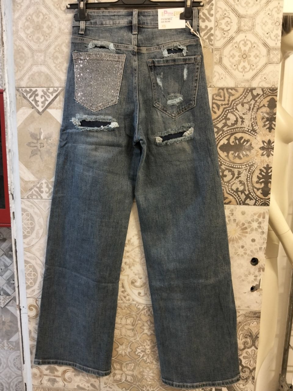 Jeans wide leg destroyed con tasca posteriore gioielloJeans wide leg destroyed con tasca posteriore gioiello