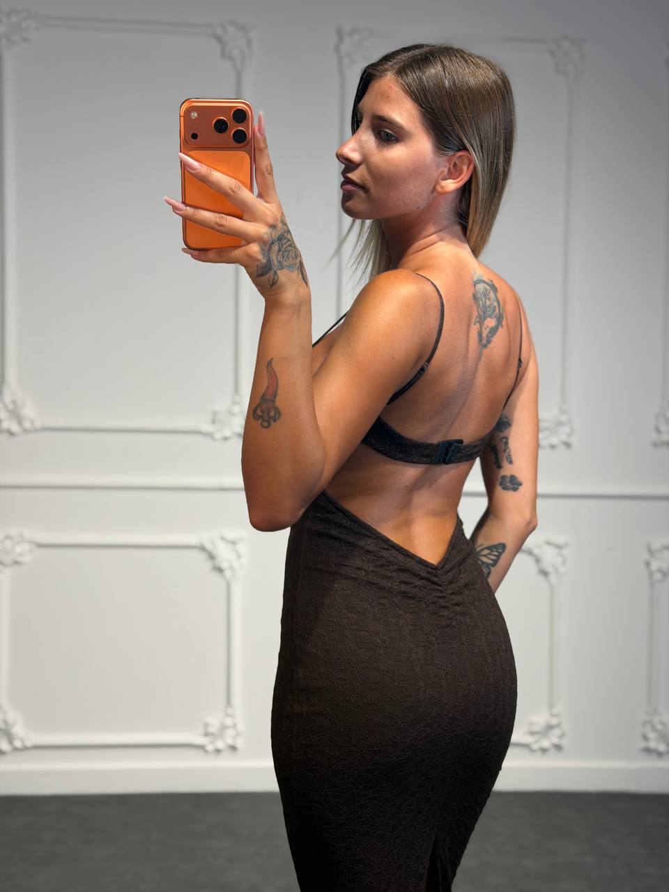 Abito midi in pizzo con coppe strutturate