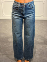 Jeans wide leg con dettagli destroyed e tasca posteriore con strass