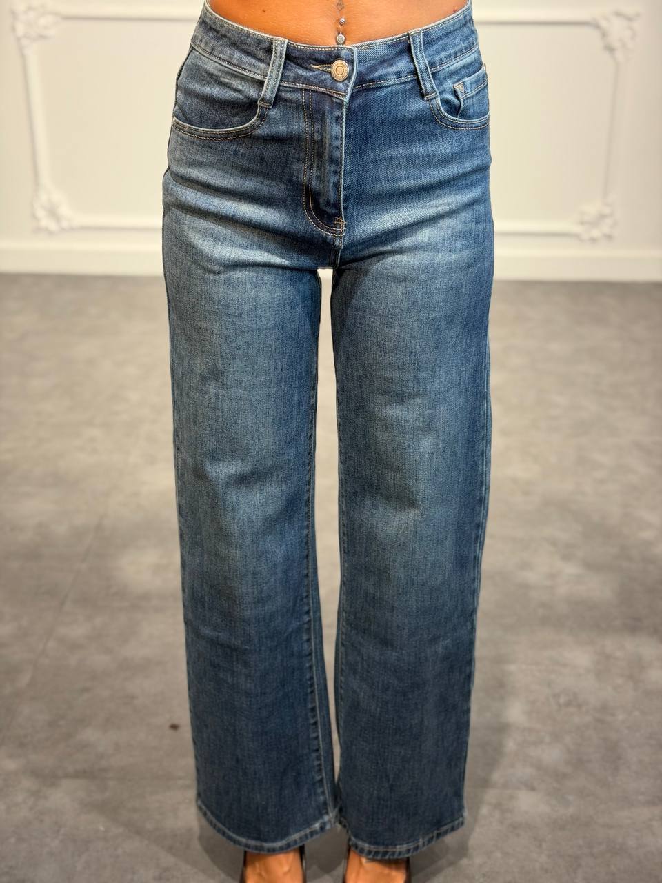 Jeans wide leg con dettagli destroyed e tasca posteriore con strass