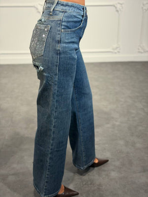 Jeans wide leg con dettagli destroyed e tasca posteriore con strass