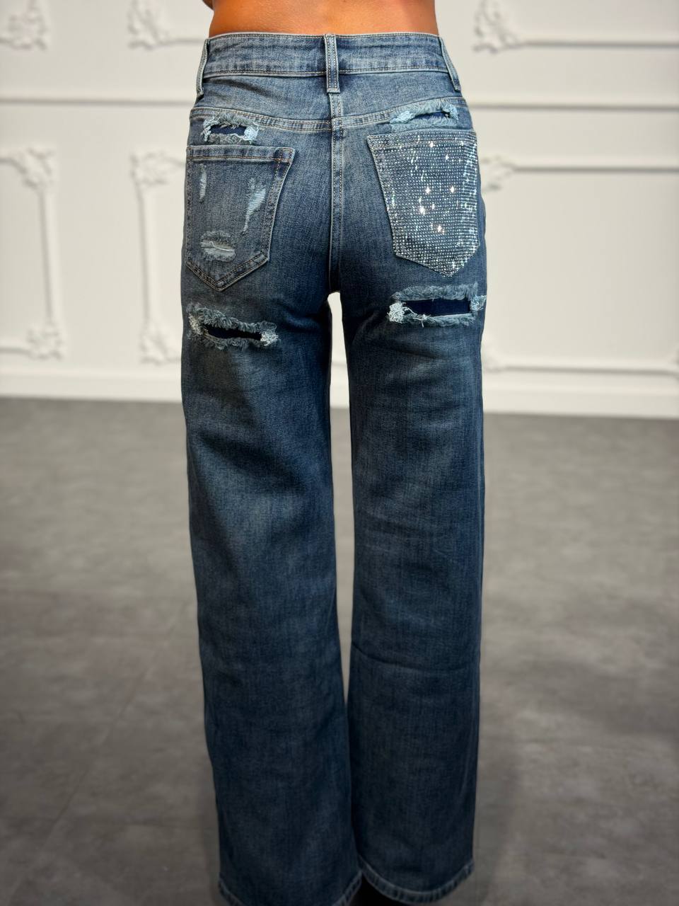 Jeans wide leg con dettagli destroyed e tasca posteriore con strass