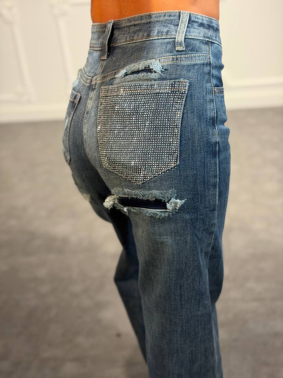 Jeans wide leg con dettagli destroyed e tasca posteriore con strass