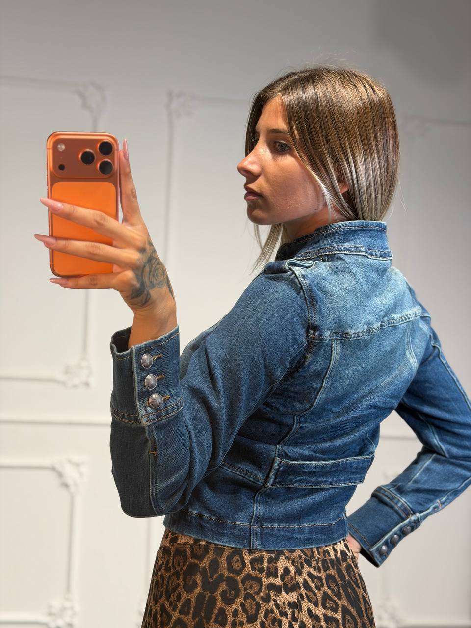 Giacca in denim stile militare con alamari