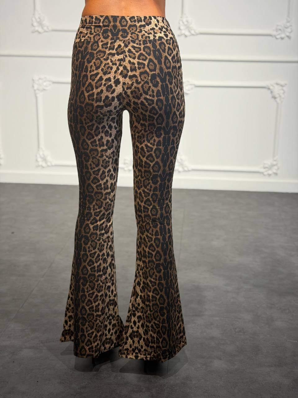 Pantalone flare animalier con vita alta
