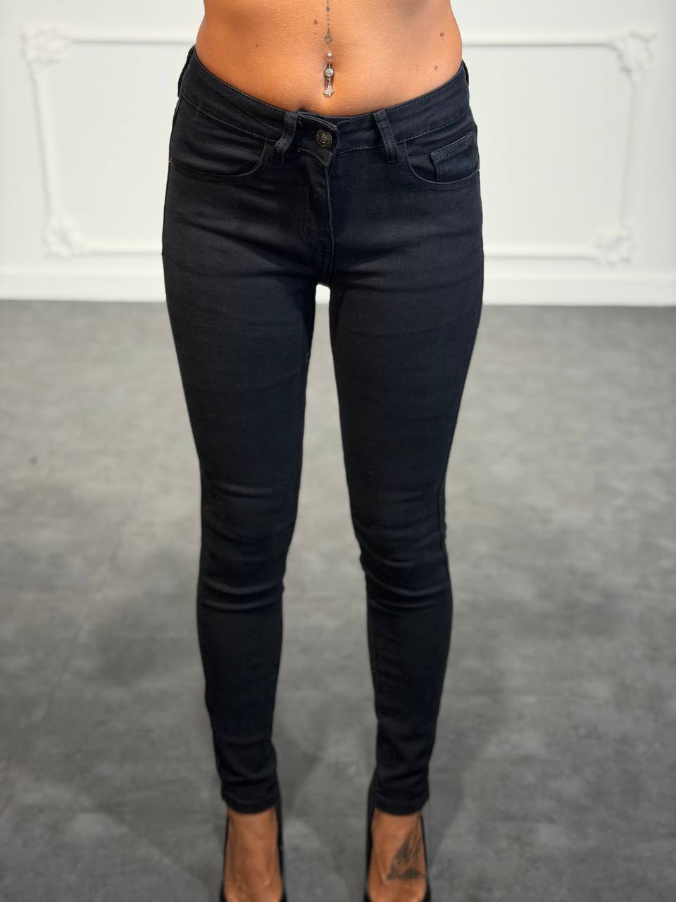 Jeans skinny a vita bassa con linea aderente