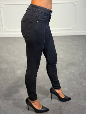 Jeans skinny a vita bassa con linea aderente