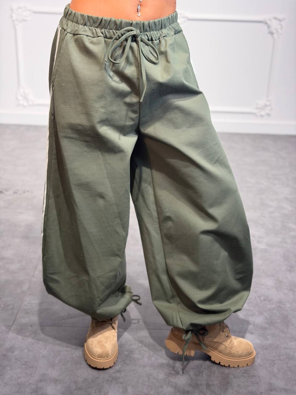 Pantalone jogger con bande laterali, coulisse in vita e fondo regolabile