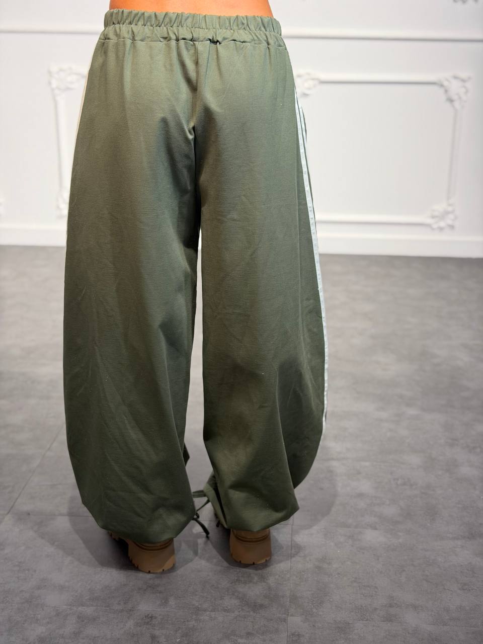 Pantalone jogger con bande laterali, coulisse in vita e fondo regolabile