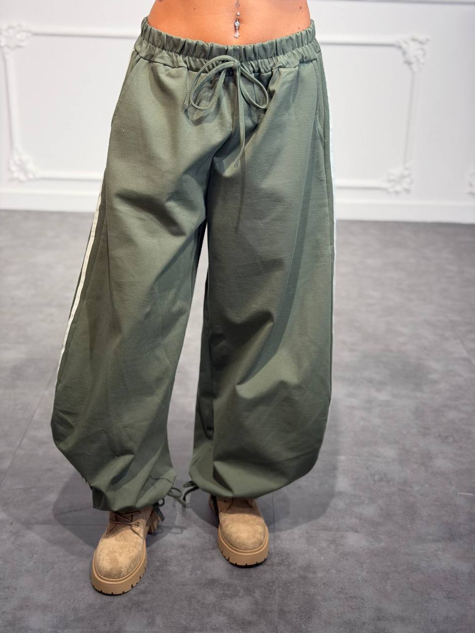Pantalone jogger con bande laterali, coulisse in vita e fondo regolabile