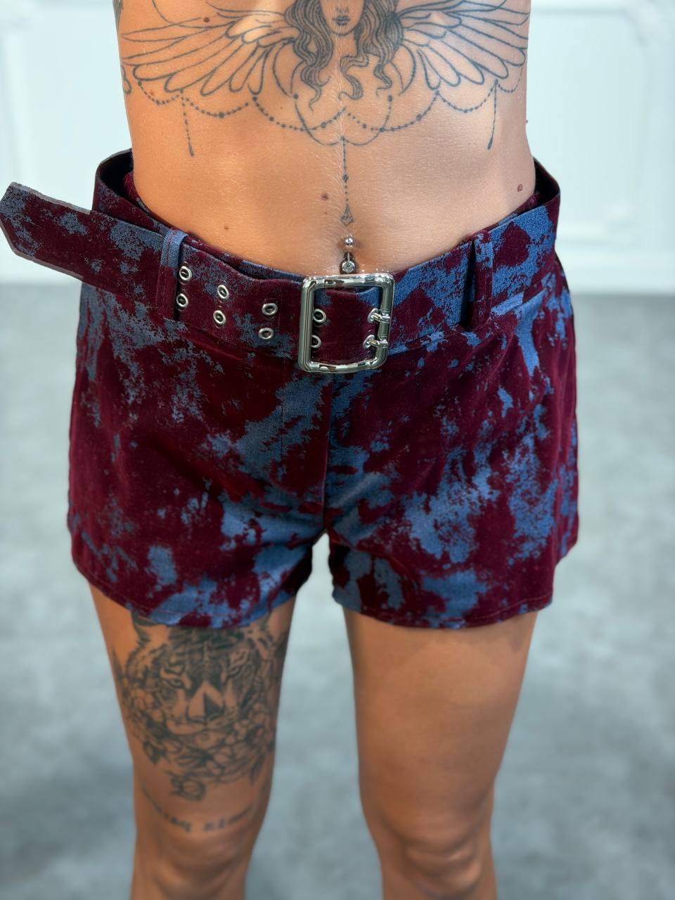 Shorts in ciniglia con cintura maxi e fibbia metallica