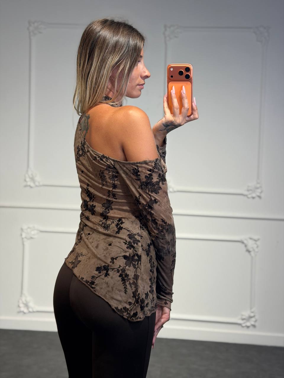 Maglia asimmetrica in tulle floccato con motivo floreale e fascia al collo
