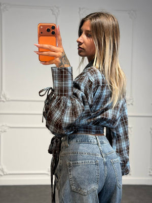 Camicia cropped a quadri con maniche ampie e polsini con fiocco