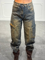 Jeans cargo barrel con maxi tasche laterali e dettagli animalier