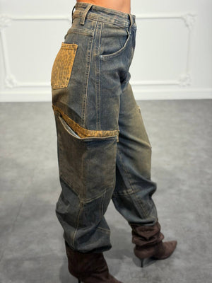 Jeans cargo barrel con maxi tasche laterali e dettagli animalier