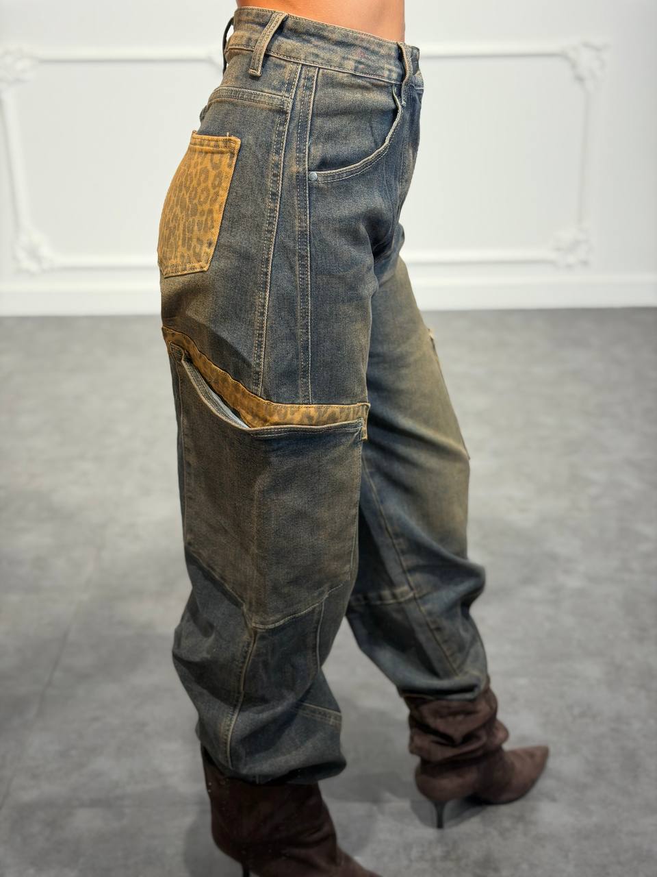 Jeans cargo barrel con maxi tasche laterali e dettagli animalier