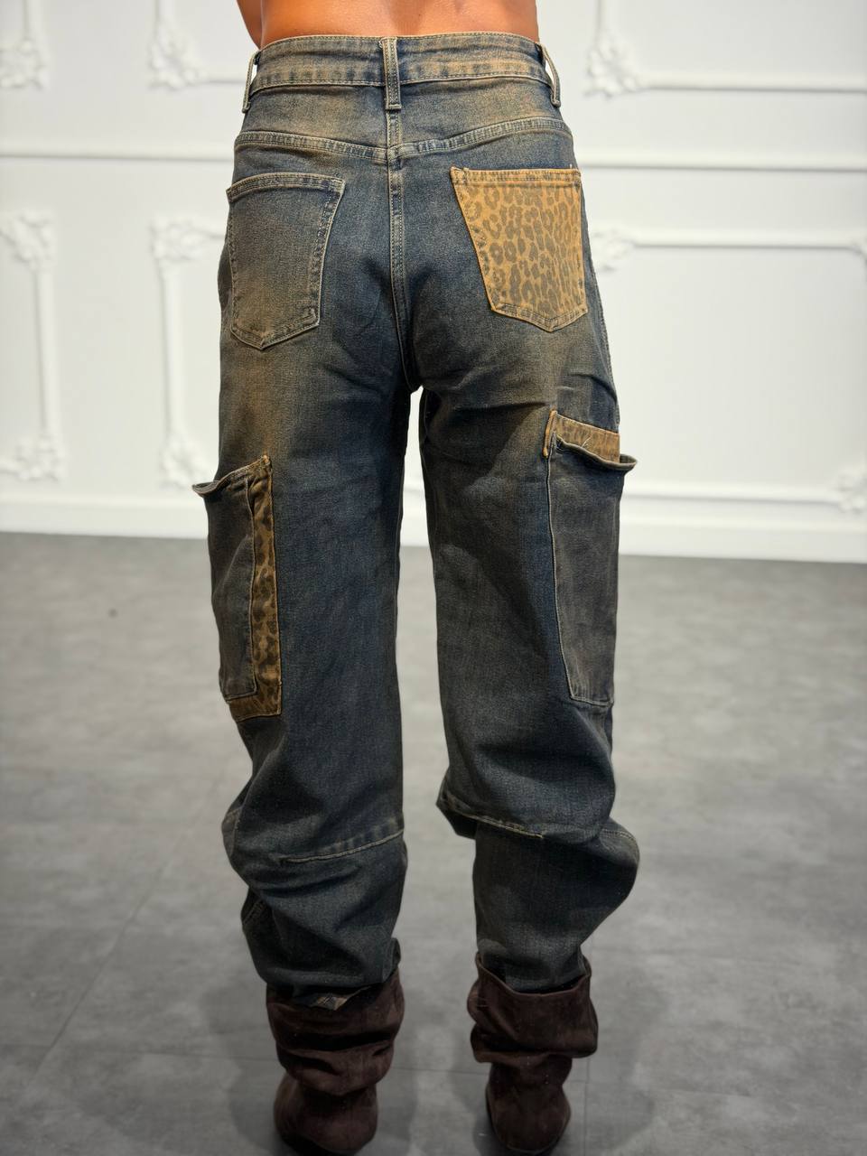 Jeans cargo barrel con maxi tasche laterali e dettagli animalier