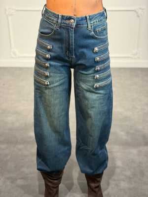 Jeans balloon stile militare con alamari laterali e bottoni metallici