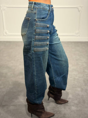 Jeans balloon stile militare con alamari laterali e bottoni metallici