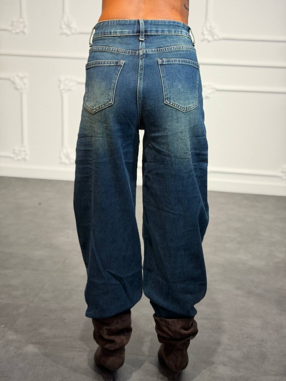 Jeans balloon stile militare con alamari laterali e bottoni metallici
