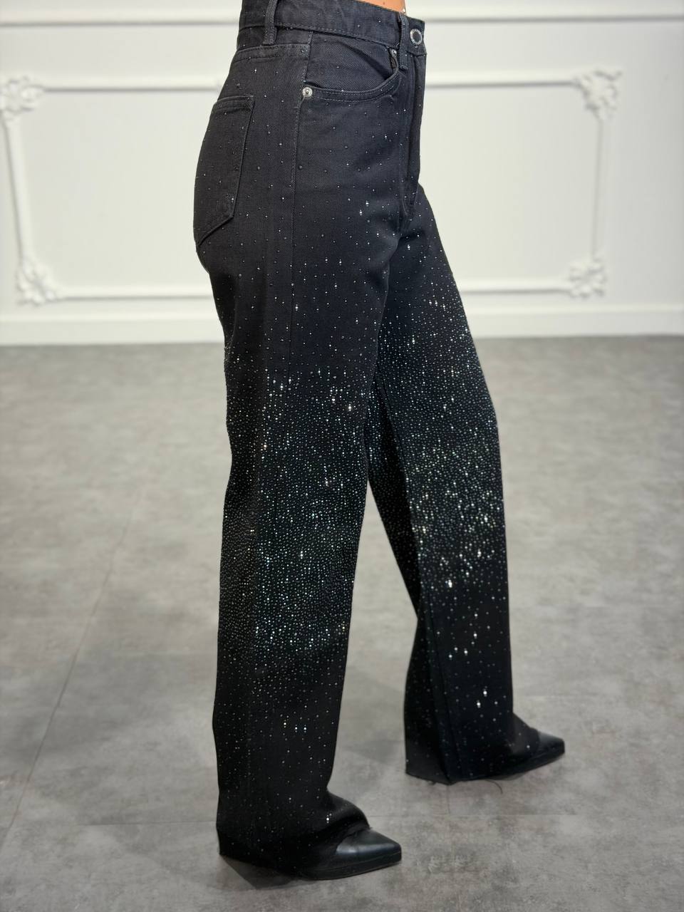 Jeans straight con strass degradé e gamba dritta