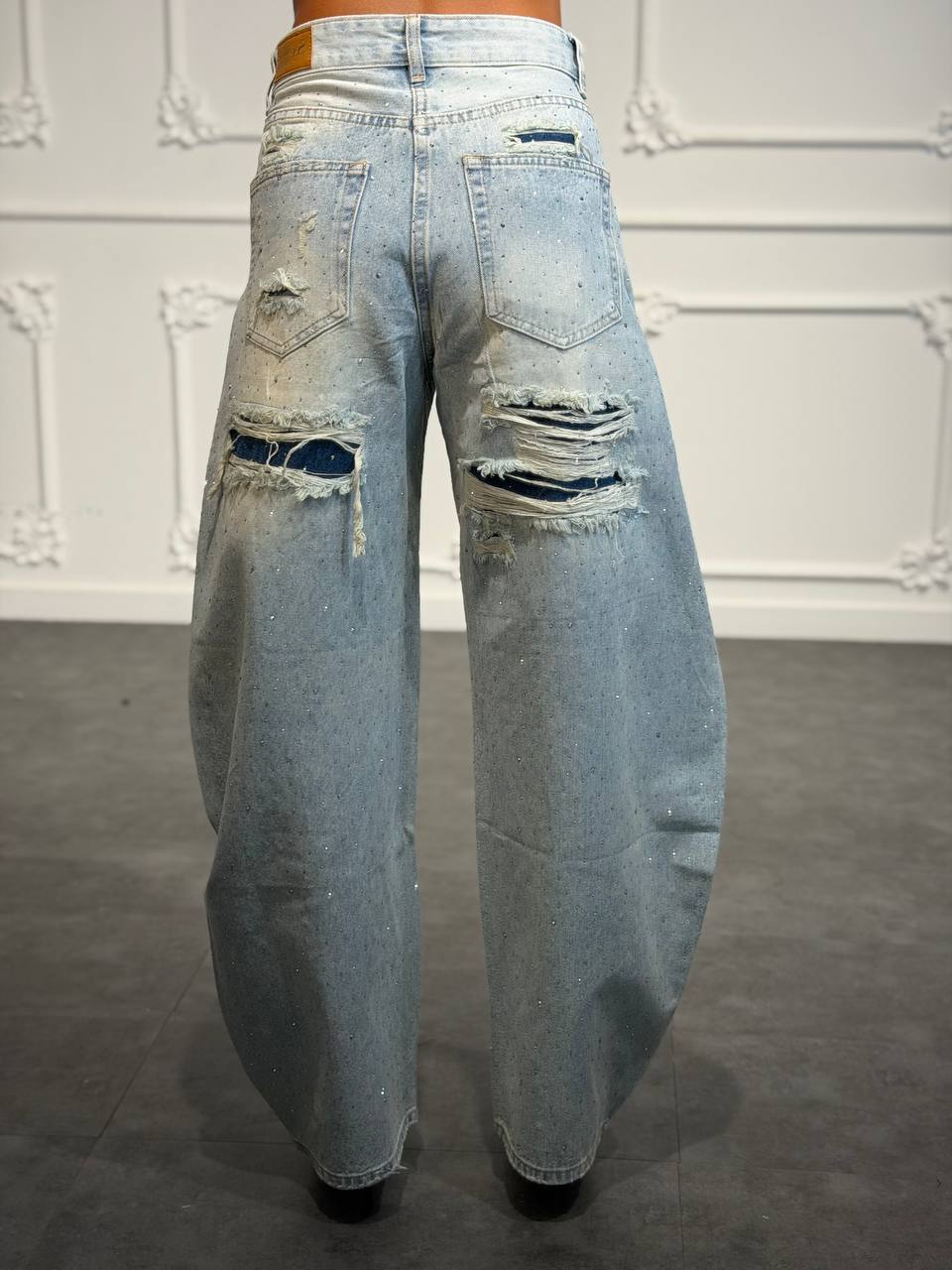 Jeans balloon con strass all-over e dettagli destroyed sul retro