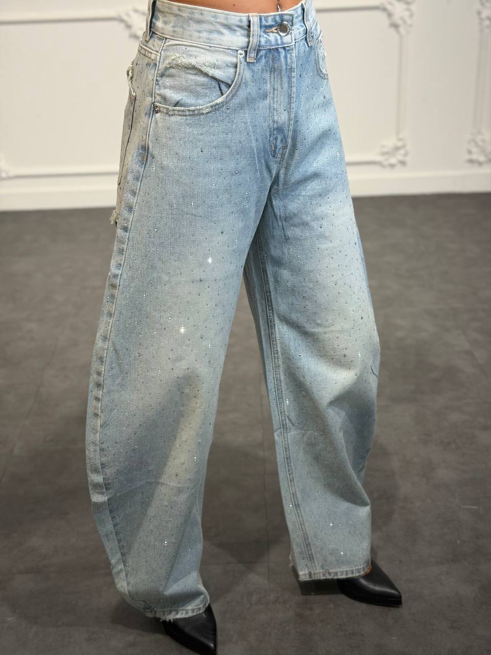 Jeans balloon con strass all-over e dettagli destroyed sul retro