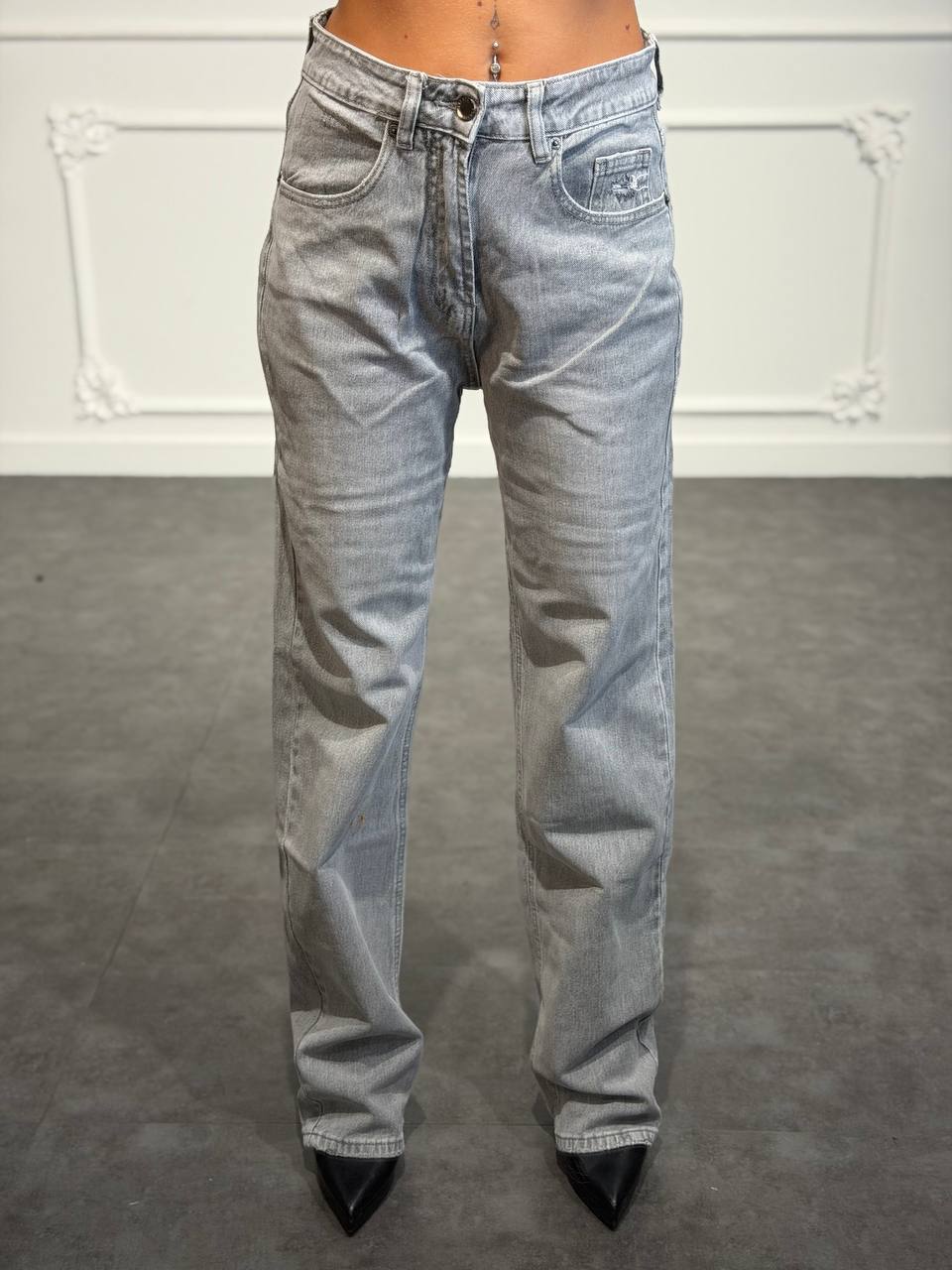 Jeans straight con dettagli destroyed sul retro e tasca gioiello con strass