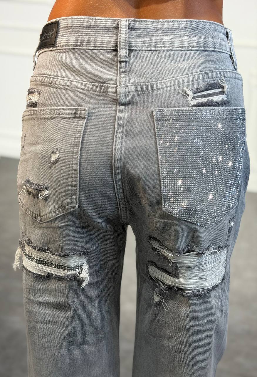 Jeans straight con dettagli destroyed sul retro e tasca gioiello con strass