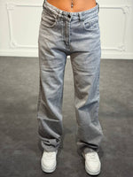 Jeans relaxed destroyed con tasca gioiello e dettagli strappati sul retro
