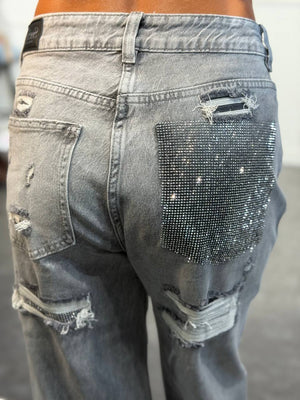 Jeans relaxed destroyed con tasca gioiello e dettagli strappati sul retro