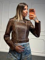 Giacca biker corta effetto pelle con cintura, zip asimmetrica e tasche frontali