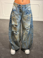 Jeans maxi baggy destroyed con cuciture sagomate e strappi frontali