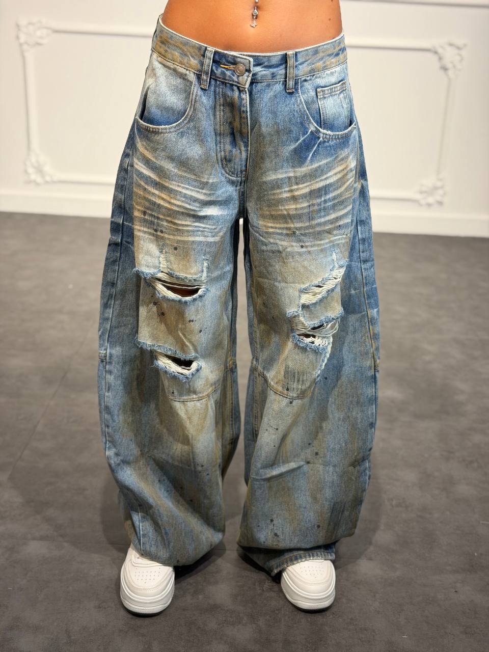 Jeans maxi baggy destroyed con cuciture sagomate e strappi frontali