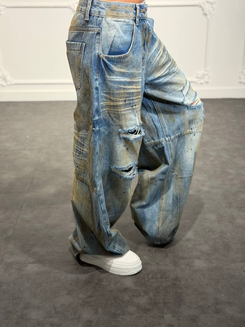 Jeans maxi baggy destroyed con cuciture sagomate e strappi frontali