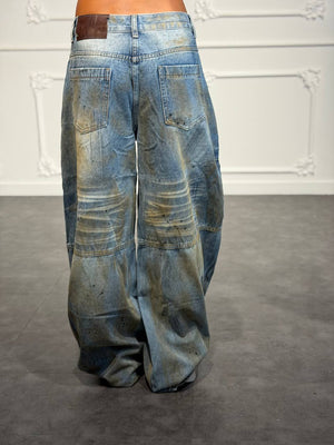 Jeans maxi baggy destroyed con cuciture sagomate e strappi frontali