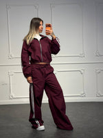 Coordinato con giacca zip e pantalone con bande laterali