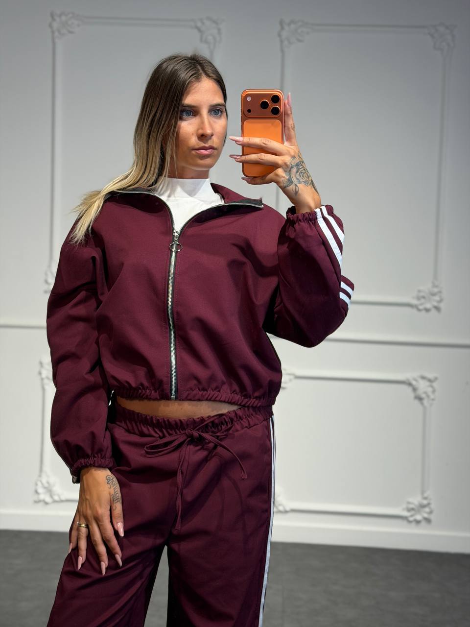 Coordinato con giacca zip e pantalone con bande laterali